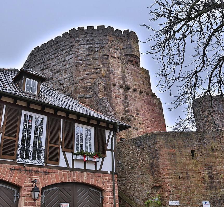 Ehemaliges Amtshaus in der Vorburg der Burgfeste Dilsberg